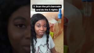 Imagen vertical de una mujer joven hablando frente a un primer plano de una vía intravenosa con catéter y apósito, con un texto superpuesto en inglés que indica escanear el código de barras del paciente y realizar los cinco derechos, con palabras clave orientadas a infusión intravenosa, seguridad del paciente y educación sanitaria, Ventajas y desventajas de iv push: descubre su impacto y riesgos clave