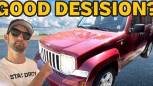 Hombre con gorra y gafas de sol señalando un Jeep Liberty 2002 rojo granate con la parrilla frontal y la carrocería con algo de suciedad visibles, estacionado sobre asfalto bajo un cielo nublado y con un gran texto amarillo en la parte superior que pregunta "GOOD DESISION?", Ventajas y desventajas de Jeep Liberty 2002: ¿vale la pena?
