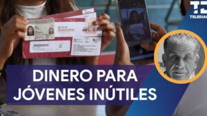 Manos de una joven mostrando una credencial y un sobre del Banco del Bienestar mientras otra persona fotografía con un teléfono móvil, con un gran rótulo sobreimpreso que dice DINERO PARA JÓVENES INÚTILES junto al logotipo de Telediario y un retrato circular, Jóvenes construyendo el futuro ventajas y desventajas clave