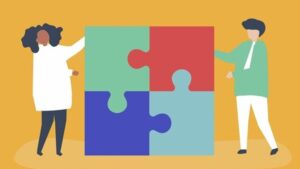 Ilustración plana y accesible que muestra a dos personas de distinto aspecto sosteniendo un rompecabezas cuadrado compuesto por piezas de colores verde, rojo, azul y celeste sobre fondo amarillo, simbolizando colaboración, integración de ideas y análisis de valores, Ventajas y desventajas de la axiología: su impacto esencial, ideal para imágenes de artículos sobre trabajo en equipo, ética y resolución de problemas.