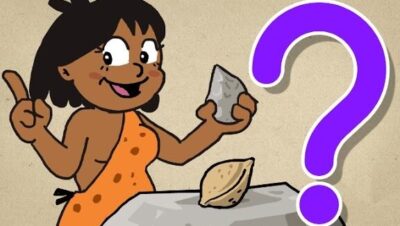 Ilustración en estilo dibujo animado de una mujer cavernícola de piel morena con vestido naranja manchado, sonriendo y levantando un dedo mientras sostiene una herramienta de piedra sobre una mesa de roca junto a un gran signo de interrogación morado, que sugiere la pregunta Qué ventajas y desventajas tiene la tecnología y su impacto real y resulta adecuada para contenidos accesibles sobre historia de la tecnología y evolución de herramientas.