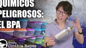 Una mujer con gafas gesticula frente a una pila de recipientes plásticos con tapas de colores, un biberón en primer plano y recibos al fondo junto a un titular que alerta sobre químicos peligrosos, ilustrando Ventajas y desventajas de las BPA: impacto real en agricultura y enfocando riesgos para la salud y el consumo de plásticos.