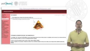 Captura de pantalla de una plataforma educativa tipo wiki con menú lateral de navegación en rojo, sección central titulada "NOVEDADES" con texto y un diagrama piramidal, logotipos institucionales en la parte superior y a la derecha un docente de pie con micrófono explicando frente a fondo blanco, Ventajas y desventajas de las wikis: claves esenciales.