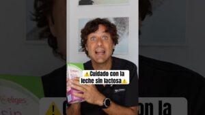 Hombre con expresión de preocupación sostiene un envase de leche sin lactosa frente a un fondo neutro y un rótulo en pantalla que advierte "Cuidado con la leche sin lactosa", imagen optimizada para accesibilidad y SEO que resume de forma clara Ventajas y desventajas de tomar leche sin lactosa: lo que debes saber y orienta sobre salud digestiva y elección de alternativas lácteas.