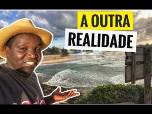 Una persona de piel oscura sonriente con sombrero de paja hace un gesto de bienvenida frente a una costa con playa, olas rompientes, cielo nublado y un poste de madera, con texto sobreimpreso de estilo miniatura que evoca Ventajas y desventajas de la exploración de América y África.
