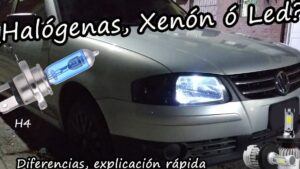 Automóvil plateado estacionado de noche con el faro delantero encendido y gráficos superpuestos que muestran bombillas halógenas, xenón y LED en comparación para orientar al usuario sobre opciones de iluminación y búsqueda informativa 'Luces de xenon ventajas y desventajas: ¿valen la pena?' mostrando visualmente las diferencias de brillo, color y diseño.