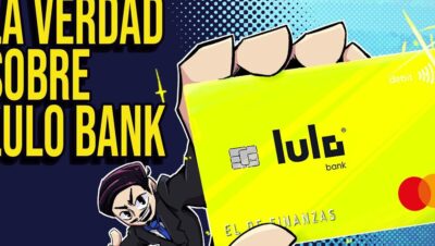 Ilustración estilo cómic que muestra a un personaje sosteniendo en primer plano una brillante tarjeta amarilla de Lulo Bank con chip, logo y símbolo contactless sobre un fondo azul oscuro con texto grande que promete revelar la verdad sobre la entidad, optimizada para búsquedas y accesibilidad sobre tarjeta de débito y reseñas; Ventajas y desventajas de Lulo Bank: ¿la mejor opción digital?