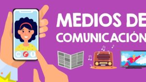 Ilustración sobre medios de comunicación con fondo morado que muestra una mano sosteniendo un teléfono móvil con la imagen sonriente de una mujer en videollamada, iconos de periódico, radio con notas musicales y un televisor con la imagen de un superhéroe, el texto grande "MEDIOS DE COMUNICACIÓN" y la frase Ventajas y desventajas de los medios de comunicación y su impacto.
