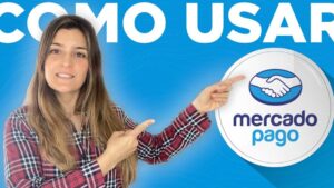 Mujer sonriente con camisa a cuadros señalando con ambos dedos el logotipo de Mercado Pago sobre un fondo azul con texto grande estilo miniatura de video tutorial informativo y comparativo Tdc Mercado Pago ventajas y desventajas para saber si conviene usarla.