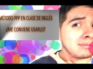 Joven pensativo mirando hacia la izquierda y señalando con el dedo un recuadro gris que contiene el texto "MÉTODO PPP EN CLASE DE INGLÉS ¿ME CONVIENE USARLO?" sobre un fondo de círculos y colores vivos, descripción optimizada para SEO y accesibilidad con palabras clave sobre método PPP, clase de inglés y aprendizaje; Ventajas y desventajas del método PPP: descubre si realmente funciona