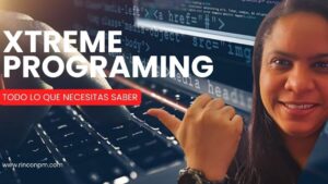Imagen promocional sobre programación extrema que presenta en primer plano el título grande "XTREME PROGRAMING" y un recuadro rojo con "TODO LO QUE NECESITAS SABER", un fondo de teclado y código y una mujer sonriente señalando con el pulgar, Metodología XP características, ventajas y desventajas clave
