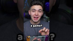 Joven sonriente frente a cámara sosteniendo una consola portátil con carcasas de colores, gesticulando y mostrando en la pantalla el texto "a game?" con un fondo de escritorio iluminado por luces LED y periféricos, Memoria micro SD ventajas y desventajas: ¿vale la pena usarla?