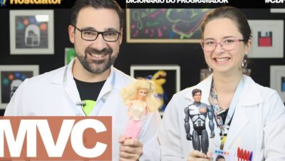 Dos instructores sonrientes con batas blancas sosteniendo una muñeca rubia y un muñeco de acción ante un fondo con pizarras y marcos decorativos, imagen didáctica y amigable que ilustra conceptos de arquitectura de software y apoya la lectura accesible y optimizada para buscadores: Ventajas y desventajas del modelo MVC para tu proyecto