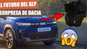 Imagen de un coche Dacia azul aparcado en un muelle frente a un lago con los textos destacados "EL FUTURO DEL GLP" y "SORPRESA DE DACIA", una flecha roja apunta a un bloque de motor oscuro junto a un emoji de cara sorprendida, Ventajas y desventajas del motor GLP: ahorro e impacto ambiental