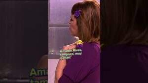 Mujer de perfil con cabello castaño y pasador morado, vistiendo una blusa morada y con la mano en el pecho junto a una ventana mientras un subtítulo en español y un emoji transmiten desaprobación, Ventajas y desventajas de las mujeres LQSA que nadie te cuenta