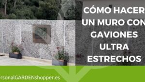 Paneles estrechos de muros de gaviones rellenos de piedra como cerramiento de terraza con tarima y maceteros frente a un fondo de arboleda, Muros de gaviones ventajas y desventajas para tu proyecto