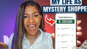 Mujer sonriente sujetando un teléfono móvil que muestra una pantalla de aplicación con el encabezado "Total Balance" y un saldo resaltado por una flecha, junto a elementos de la interfaz como detalles de ganancias y transacciones recientes, billetes visibles y un gran titular superpuesto que sugiere la experiencia de ser evaluadora encubierta, Ventajas y desventajas de mystery shopper: ¿vale la pena?