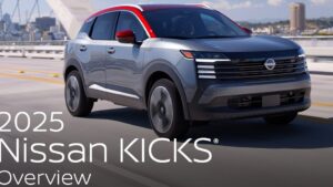 Vehículo compacto Nissan Kicks gris con techo y retrovisores rojos circulando por un puente urbano en vista frontal lateral que muestra parrilla horizontal y faros modernos en una imagen promocional optimizada para accesibilidad y SEO Nissan Kicks 2017 ventajas y desventajas clave antes de comprar