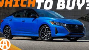 Imagen de un sedán Nissan Sentra azul brillante con techo y detalles negros, llantas de aleación deportivas y parrilla frontal visible sobre pavimento frente a una estructura de hormigón, usada como miniatura informativa con el texto 'Ventajas y desventajas de un auto CVT Nissan Sentra: ¿vale la pena?'.