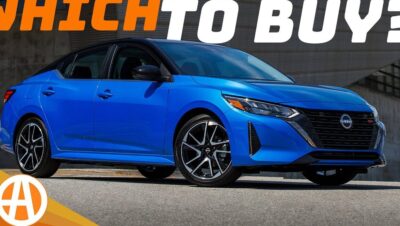 Imagen de un sedán Nissan Sentra azul brillante con techo y detalles negros, llantas de aleación deportivas y parrilla frontal visible sobre pavimento frente a una estructura de hormigón, usada como miniatura informativa con el texto 'Ventajas y desventajas de un auto CVT Nissan Sentra: ¿vale la pena?'.