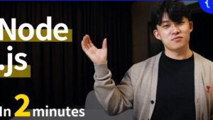 Miniatura de video que muestra a una persona con cárdigan gesticulando frente a una cortina oscura junto a texto grande sobre Node.js, Ventajas y desventajas de Node.js para tu proyecto web