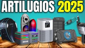 Imagen que muestra sobre un fondo azul la palabra ARTILUGIOS en letras grandes y, sobre una mesa de madera, varios dispositivos tecnológicos como un casco futurista, dos teléfonos con pantallas curvas, un proyector compacto con luces LED, un purificador de aire con panel digital, bancos de energía portátiles resistentes y un cargador de coche con cables, ilustrando Ventajas y desventajas de objetos tecnológicos y su impacto real.