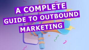 Ilustración en estilo tres dimensiones colorida de un megáfono y un marco de teléfono móvil sobre un fondo degradado morado a azul con confeti y rótulos en bloques morados y letras blancas que anuncian una guía completa de outbound marketing y destacan Ventajas y desventajas del outbound marketing para tu negocio como mensaje principal, optimizada para accesibilidad y búsqueda.