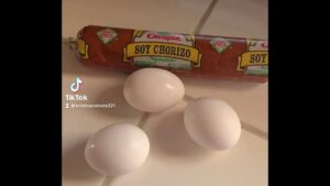 Imagen de tres huevos blancos sobre una encimera de azulejos junto a un paquete de chorizo de soya etiquetado como SOY CHORIZO y con marca de agua de TikTok, útil para ilustrar contenidos sobre alimentación y Ovo lacto vegetariano ventajas y desventajas para tu salud