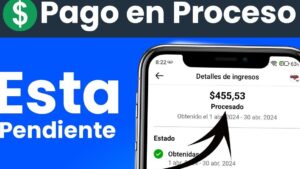 Imagen informativa en tonos azul y verde que muestra el encabezado "Pago en Proceso" y "Esta Pendiente" a la izquierda y a la derecha la pantalla de un teléfono con la sección "Detalles de ingresos" donde aparece $455,53 marcado como Procesado y una flecha negra señalándolo junto a un icono de dólar, diseñada para ilustrar modelos de facturación y Ventajas y desventajas pago por proceso vs. pago capitativo clave