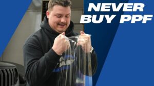 Hombre en un taller sosteniendo y estirando una lámina transparente de protección de pintura junto a un automóvil, con un fondo gráfico azul y texto grande que plantea Ppf para autos ventajas y desventajas: ¿vale la pena?