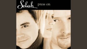 Portada en tono sepia que muestra tres rostros en primer plano alineados horizontalmente con miradas suaves y expresión serena, una banda superior oscura con tipografía clara y la frase Ventajas y desventajas uñas press on: descubre si son ideales para ti.