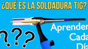 Ilustración informativa sobre la soldadura TIG con fondo azul que muestra una antorcha TIG en corte transversal que revela el electrodo y la boquilla, grandes signos de interrogación y un titular amarillo que plantea ¿qué es la soldadura TIG? y Ventajas y desventajas del proceso GTAW: descubre si es ideal para ti.