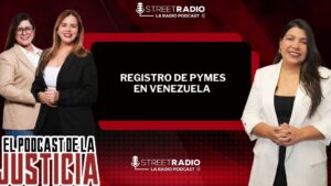 Banner promocional de podcast sobre "Registro de Pymes en Venezuela" que muestra a tres presentadoras sonrientes en trajes claros y oscuros, logo de StreetRadio y el título "El podcast de la justicia" sobre un fondo rojo y negro, diseñado para destacar Ventajas y desventajas de una pyme en Venezuela para emprendedores.