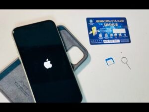 IPhone encendido con el logo de Apple apoyado en una funda, junto a una tarjeta SIM, adaptadores y la herramienta de expulsión, imagen que ilustra Ventajas y desventajas de Rsim en iPhone: ¿vale la pena?