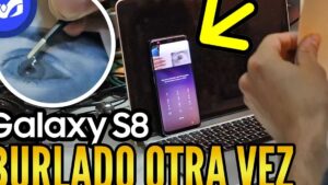 Miniatura que muestra un teléfono inteligente apoyado sobre un portátil con la pantalla de desbloqueo por iris y una mano sosteniendo un recorte de papel con la imagen de un ojo para engañar el sensor, un círculo ampliado muestra un primer plano de un ojo siendo manipulado con pinzas, una flecha amarilla señala el móvil y texto llamativo en la parte inferior, Reconocimiento de iris ventajas y desventajas: precisión y riesgos