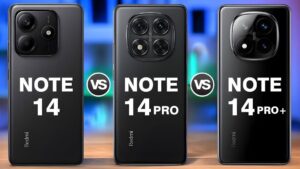 Vista de la parte trasera de tres teléfonos negros colocados en fila sobre una superficie de madera con fondo desenfocado azul, que muestran grandes módulos de cámara trasera y textos blancos 'NOTE 14', 'NOTE 14 PRO' y 'NOTE 14 PRO+' separados por círculos 'VS', perfecta para una comparativa visual accesible y optimizada para SEO que resalte diseño, cámaras y acabado, Xiaomi Redmi Note 13 Pro ventajas y desventajas para decidir su compra.