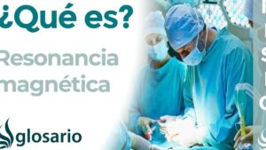 Imagen dividida: a la izquierda fondo claro con texto grande "¿Qué es? Resonancia magnética" y logotipo de glosario, y a la derecha fotografía de un equipo quirúrgico en quirófano con batas y mascarillas bajo luces brillantes, acompañada de la explicación 'Ventajas y desventajas de la RM: qué la hace única y sus límites'.