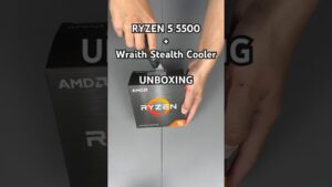 Manos abriendo la caja del procesador AMD Ryzen 5 5500 con el disipador Wraith Stealth Cooler sobre un fondo gris, texto superpuesto "UNBOXING" y el logotipo Ryzen claramente visibles, Ventajas y desventajas de Ryzen 5: ¿es el procesador ideal?
