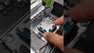 Primer plano de manos colocando un procesador AMD Ryzen en el zócalo de una placa base con el logo claramente visible y la palanca de retención abierta, imagen pensada para accesibilidad y SEO que facilita la comprensión del montaje y referencia técnica Ryzen 7 5700G ventajas y desventajas para tu próxima compra