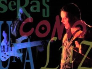 Dos músicos en escena, un bajista con bajo blanco a la izquierda y un cantante expresivo a la derecha, iluminados por luces rojas y azules sobre un fondo oscuro con letras superpuestas en verde y amarillo que crean un efecto retro y dinámico, Ventajas y desventajas del c d i: ¿vale la pena usarlo?