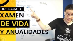 Persona con gafas y camiseta negra señalando apuntes en una pizarra blanca junto a un panel amarillo con texto promocional sobre examen de vida y anualidades, Seguro de vida ventajas y desventajas: ¿tu mejor protección?