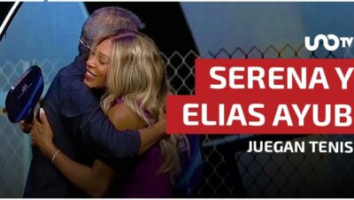 Miniatura de vídeo que muestra a una mujer de cabello rubio sonriendo mientras abraza a un hombre y ambos sostienen palas deportivas frente a una valla, con un recuadro rojo y letras blancas que anuncian nombres y "juegan tenis", diseñada para captar la atención y optimizar búsquedas sobre deporte y entretenimiento, y que incluye la frase exacta Ventajas y desventajas de la educación en el siglo XXI