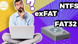 Hombre pensativo sentado con portátil en primer plano, fondo morado y amarillo con un pequeño icono de código, etiquetas grandes que nombran exFAT, NTFS y FAT32 junto a la ilustración de un disco duro y un signo de interrogación, todo diseñado para ilustrar Sistema de archivos ZFS ventajas y desventajas para ti.