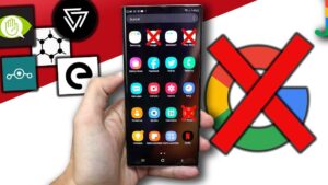 Mano sosteniendo un teléfono móvil con la pantalla de aplicaciones visible donde varias apps y un gran icono de navegador aparecen tachados con cruces rojas, sobre un fondo rojo y blanco con logos de proyectos alternativos, Ventajas y desventajas de VirtualBox: ¿es la opción ideal para ti?