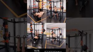 Hombre sin camiseta entrenando en una estación de fitness multifuncional con jaula, barra olímpica, banco y poleas en un gimnasio moderno con detalles naranjas y suelo oscuro, mostrando diferentes ejercicios como sentadillas, press de banca y remos, Ventajas y desventajas de Smart Fit: descubre si vale la pena unirte