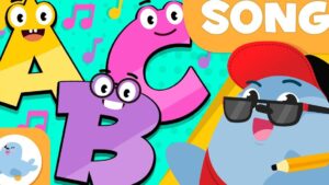 Ilustración infantil y colorida que muestra letras animadas A, B y C con expresiones felices, notas musicales sobre fondo turquesa, un personaje azul con gorra roja, gafas de sol y un lápiz y un icono de mascota, diseñada como miniatura promocional para ayudar a decidir: Smile and learn ventajas y desventajas: ¿la mejor app educativa?