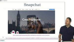 Diapositiva de presentación con el título Snapchat y el texto "Crea los tuyos" que muestra la página web de Snapchat en un fondo urbano desenfocado, un teléfono móvil con un filtro visible, iconos tipo fantasmas en la esquina, enlaces subrayados y un ponente a la derecha, diseñada para resaltar Ventajas y desventajas de Snapchat en educación y su impacto y optimizada para accesibilidad y palabras clave SEO en la descripción.