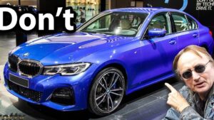 Imagen de un sedán deportivo azul en un salón de exposición con un hombre con gafas señalándolo y el texto grande "Don't" en el fondo, útil para artículos y comparativas sobre eficiencia, consumo y tecnología automotriz; Ventajas y desventajas del start stop: ¿vale la pena?