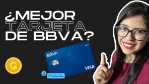Imagen con fondo negro que muestra a una mujer joven con gafas y sonrisa señalando hacia una tarjeta azul BBVA Visa, grandes letras que preguntan si es la mejor tarjeta, un icono de moneda dorada y un distintivo de puntos que resaltan beneficios, Ventajas y desventajas de la tarjeta BBVA: ¿vale la pena?