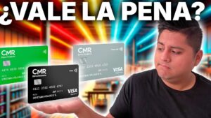 Miniatura de video con un hombre joven mirando pensativo mientras sostiene virtualmente tres tarjetas CMR de distintos colores frente a un fondo de luces borrosas y el gran texto "¿VALE LA PENA?", Ventajas y desventajas de tarjeta CMR: descubre si te conviene usarla